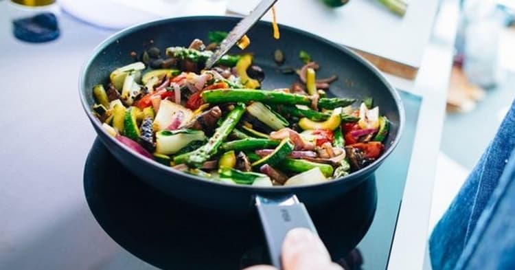 Få Fiskars stekepanne og tre krimbøker i velkomstgave