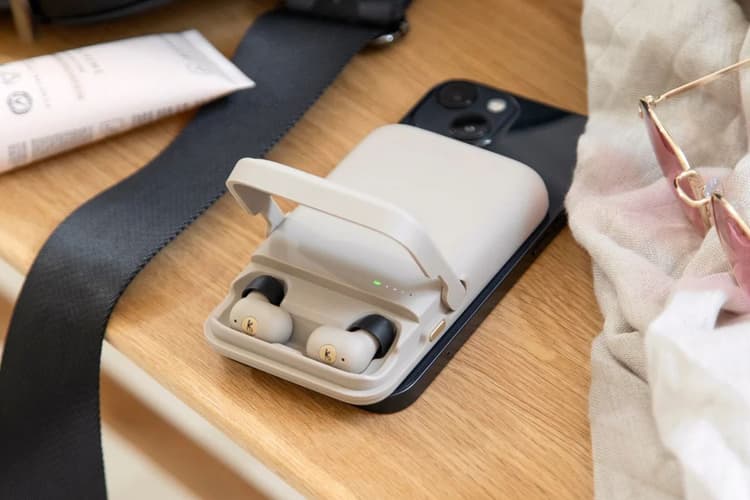 Få praktisk powerbank med ørepropper i velkomstgave