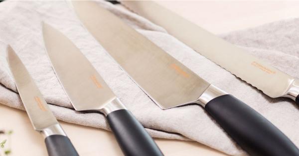 Få Fiskars knivsett med 4 kniver og knivsliper